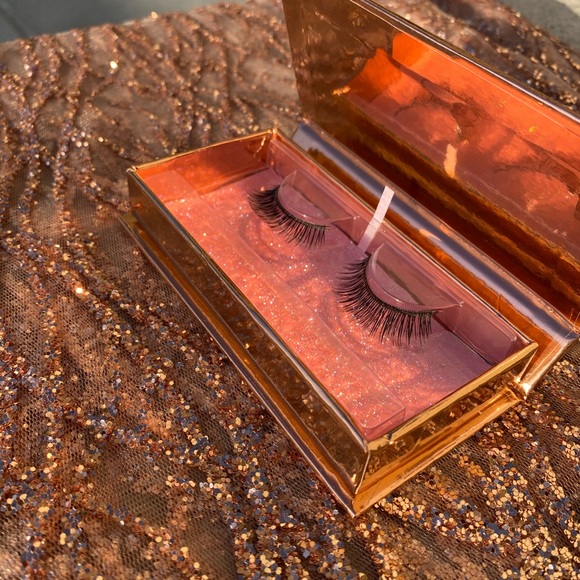 Lashes - Picture 3 of 4